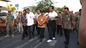 Raja Yogyakarta Punguti Sampah saat Uji Coba Malioboro Bebas Kendaraan
