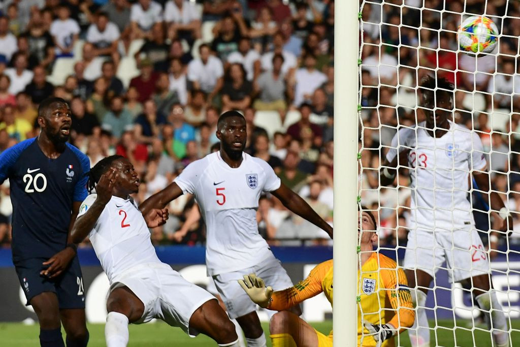 Momen terjadinya gol bunuh diri Aaron Wan Bissakan (dua dari kiri) yang membuat Inggris U-21 kalah 1-2 dari Prancis di laga perdana Grup C Euro U-210 2019 (Foto:  Miguel MEDINA / AFP)