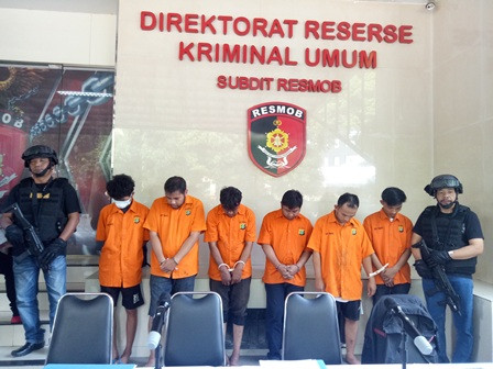 Bekas karyawan Wakil Menteri Luar Negeri era Presiden Susilo Bambang Yudhoyono, Dino Patti Djalal, berinisial NP (kedua dari kiri), 32, ditangkap atas dugaan pencurian. Foto: Siti Yona Hukmana/Medcom.id