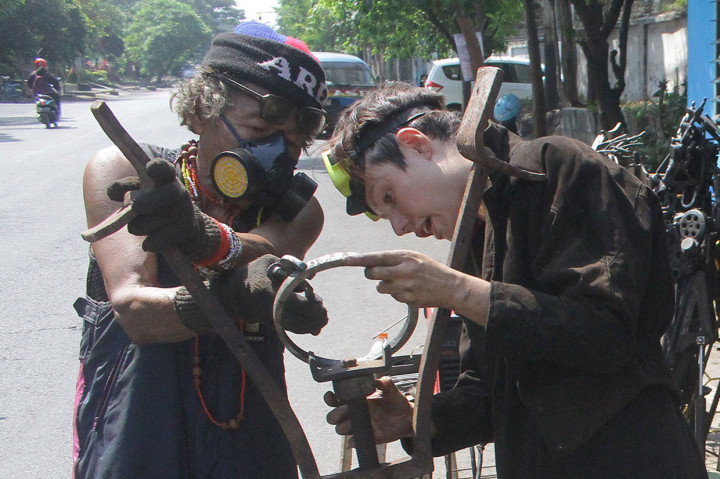 Seniman Asal Malang dan Inggris Ini Buat Patung dari Besi Bekas