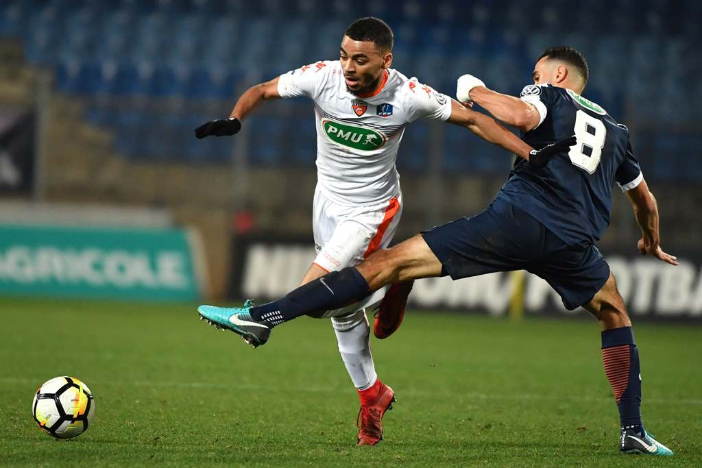 Winger Lorient, Alexis Claude-Maurice (kiri), berduel dengan pemain Montpellier, Ellyes Skhiri (AFP/Pascal Guyot)