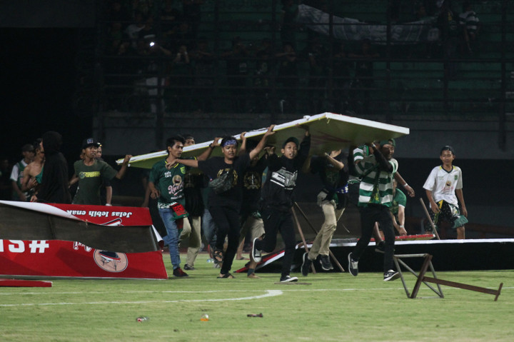 Laga Persebaya Vs Madura United Diwarnai Kericuhan