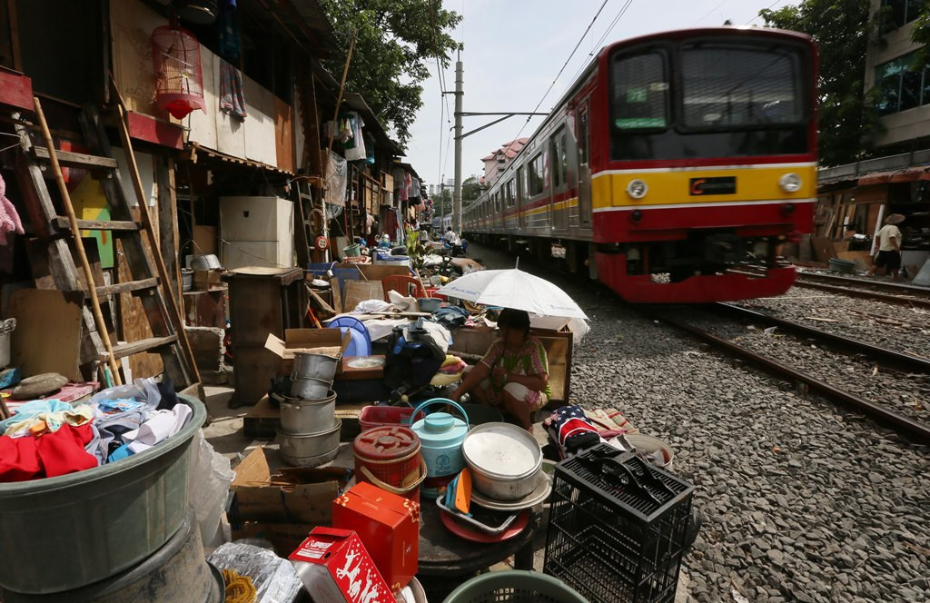 Aktivitas warga di pemukiman kumuh yang ada di bantaran rel kereta kawasan Benhil, Jakarta Pusat. (Foto: MI/Ramdani)