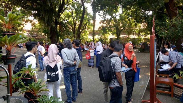 Orang Tua Antre Ambil Token Sejak Subuh