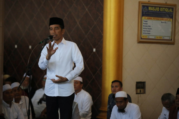 Jokowi Bagikan 3.200 Sertifikat Tanah ke Warga Gresik