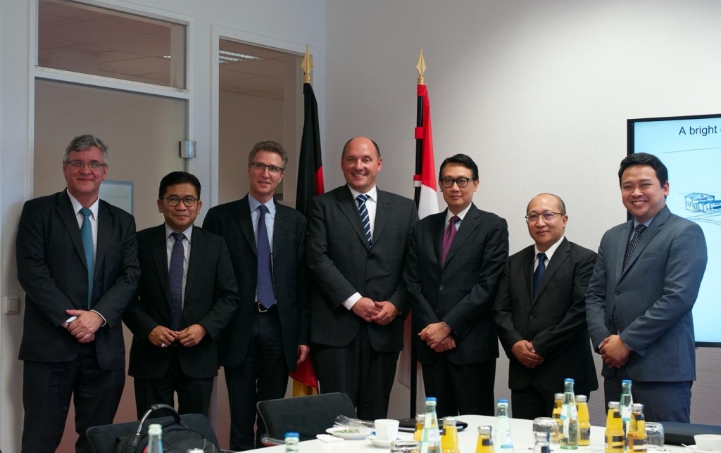 Para delegasi PT KAI dan ALSTOM serta Dubes RI untuk Jerman, Arif Havas Oegroseno membahas kerja sama kereta api hidrogen. (Foto: Dok. KBRI Berlin).