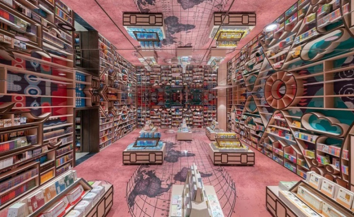 Rumit tapi Unik, Toko Buku dengan Interior Refleksi Kaca