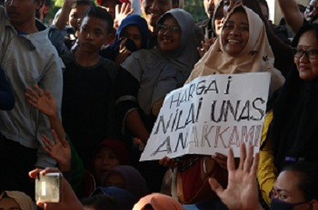 Wali Murid Menangis, Mengadu ke Jokowi Kecewa Sistem Zonasi