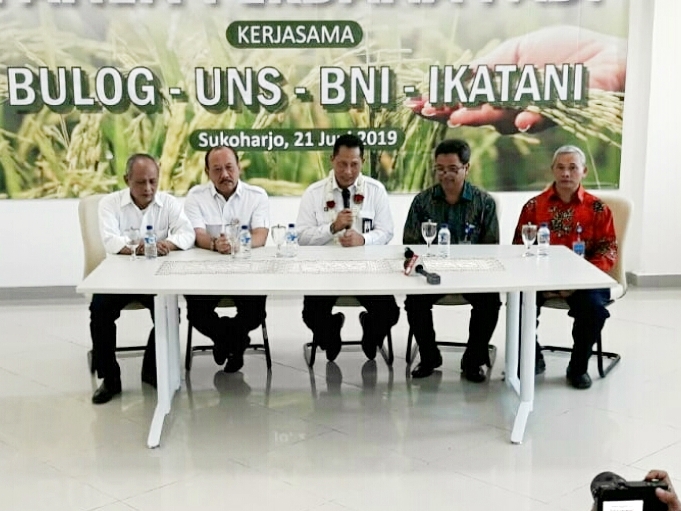 Jutaan Ton Beras Bulog Terancam Busuk