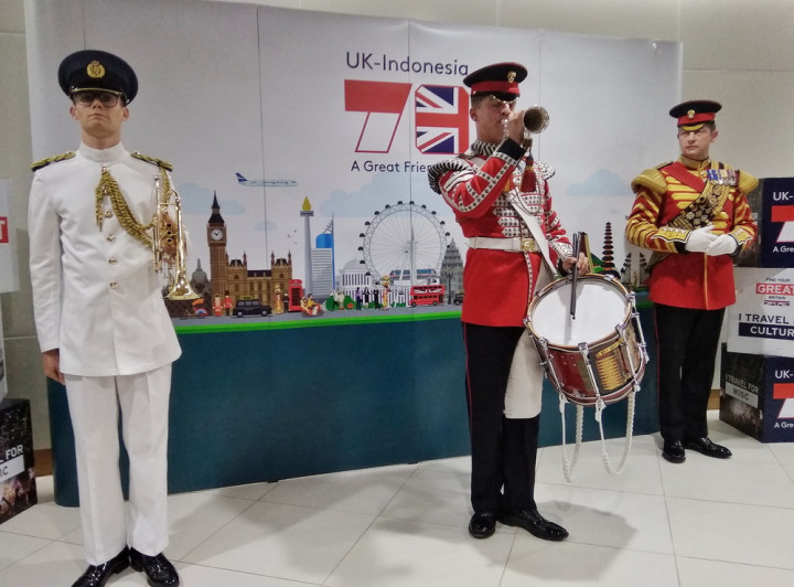 Marching Band Militer Inggris Rayakan Ulang Tahun Ratu Elizabeth II di MRT Jakarta