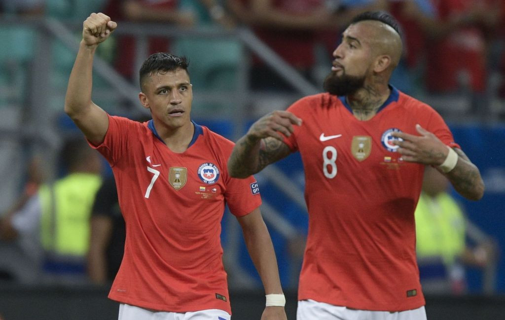 Penyerang Cile Alexis Sanchez berselebrasi dengan Arturo Vidal usai membobol gawang Ekuador (Foto: AFP/Juan Mabromata)