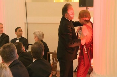 Pegang Leher Aktivis Lingkungan, Menteri Inggris Diskors