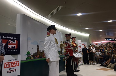 Rayakan HUT Jakarta, Musisi Militer Inggris Tampil di Stasiun MRT