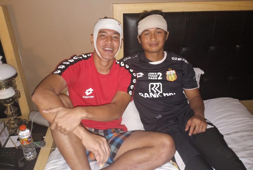 Indra Kahfi (kiri) dan Wahyu Tri Nougroho usai mendapatkan perawatan (Faisal Ogi/Media Officer BFC)