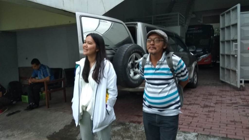 Manajer Umum Akademi PSS Sleman, Johannes Sugianto (kanan) saat mendampingi CEO PT PSS, Viola Kurniawati. (Foto: Medcom.id/Ahmad Mustaqim)