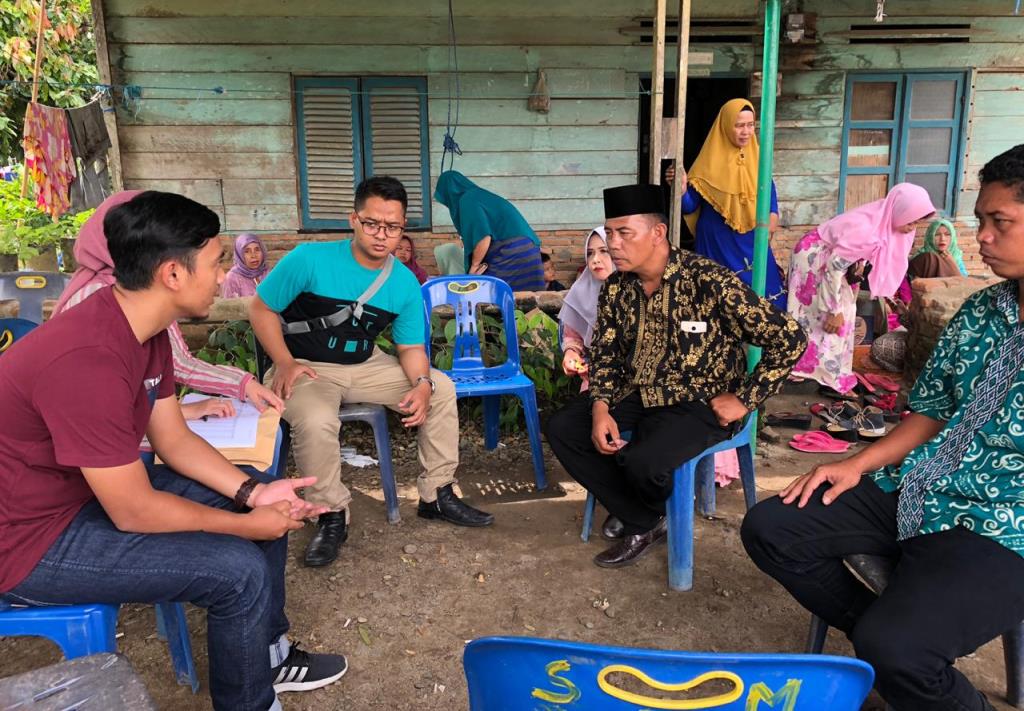 Kepala BPJS Ketenagakerjaan Cabang Binjai  TM Haris Sabri Sinar mengunjungi rumah duka Gusliana (Foto:Dok.BPJS Ketenagakerjaan)