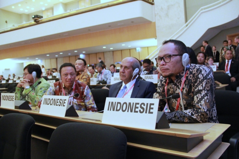 Menaker M Hanif Dhakiri (kanan) saat menghadiri pertemuan ke-108 Konferensi Perburuhan Internasional. (Foto: Dok. Kemenaker)