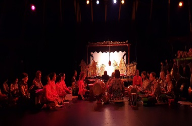 Ikut Promosikan RI, Warga Prancis Bermain Wayang Kulit