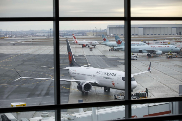 Tertidur, Penumpang Air Canada Terkunci di Pesawat