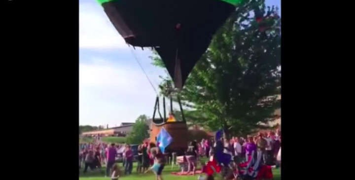 Balon Udara Jatuh Menimpa Kerumunan Warga