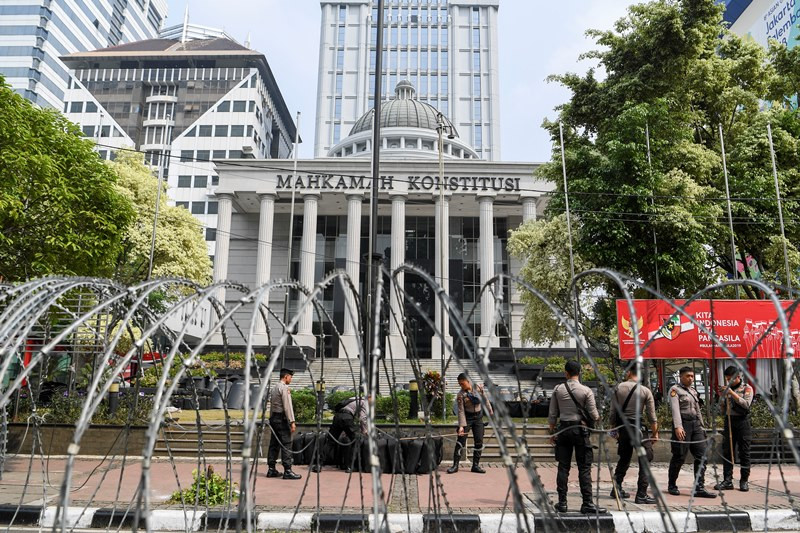 Petugas kepolisian berada di depan Gedung Mahkamah Konstitusi, Jakarta, Senin (24/6/2019). ANTARA FOTO/Hafidz Mubarak A.
