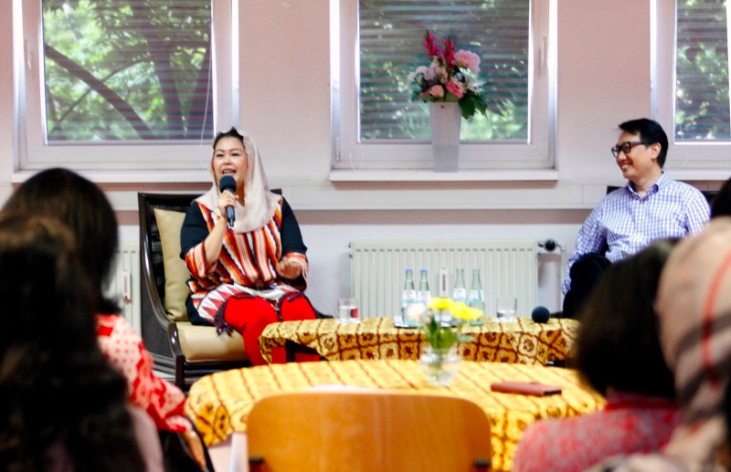 Yenny Wahid ketika berinteraksi dengan masyarakat Indonesia di Berlin, Jerman. (Foto: Dok.KBRI Berlin).