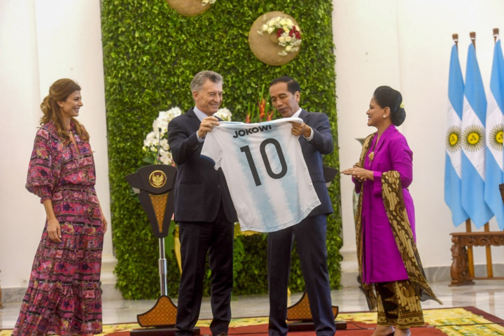 Sepak Bola di Antara Presiden Argentina dan Jokowi