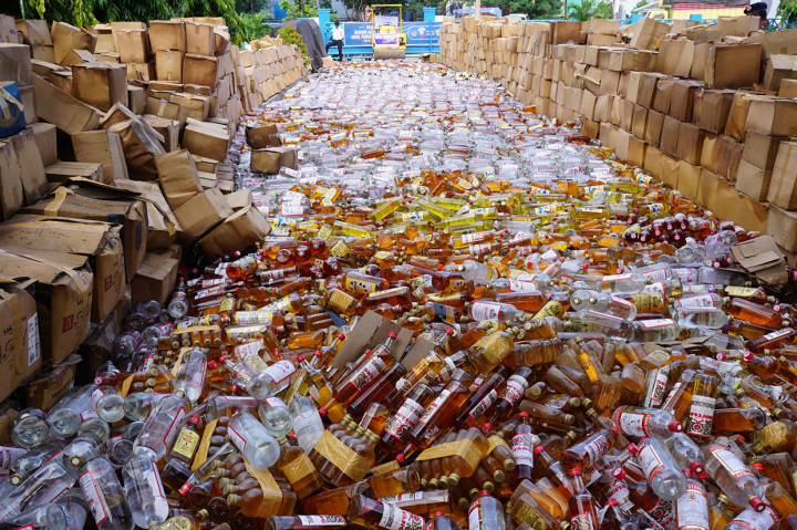 86 Ribu Botol Miras dan 380 Batang Rokok Ilegal Dimusnahkan