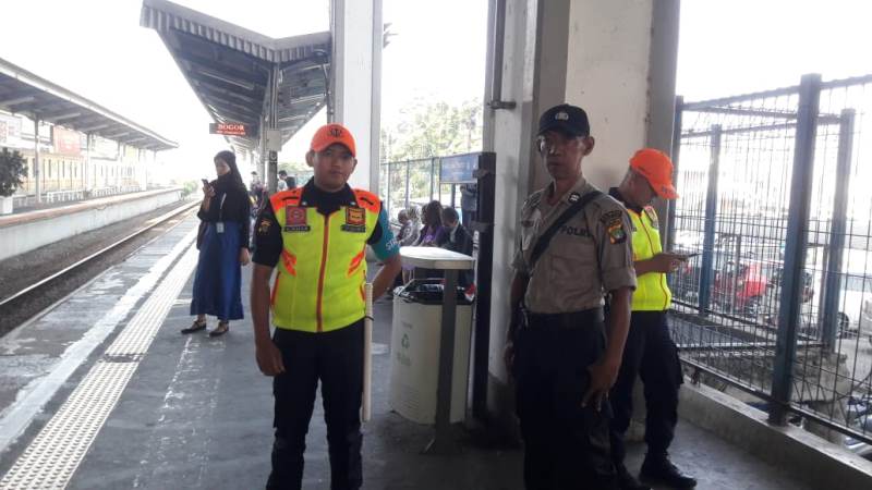 polisi ikut berjaga di salah satu stasiun di Depok.
