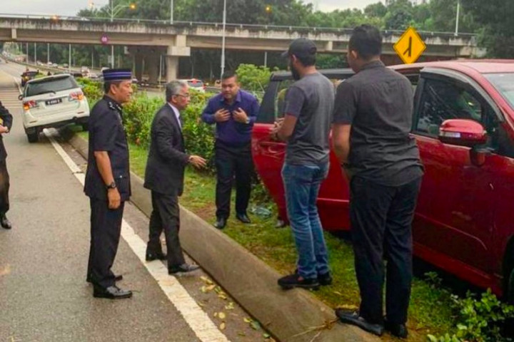 Raja Malaysia Hentikan Iringan untuk Bantu Korban Kecelakaan