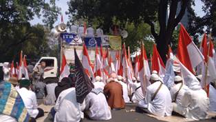 Massa Berbaju Putih Datangi MK