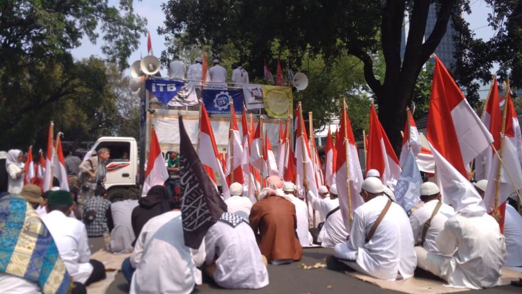 Massa Baca Surah Yasin di Dekat Gedung MK