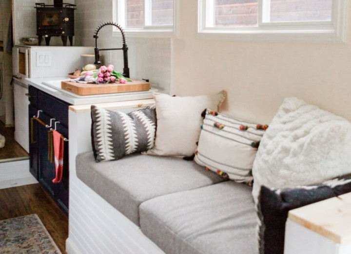 Bus Tua Diubah Menjadi Hunian Nyaman