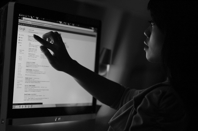 Seorang pengunjung mencoba layanan Google Chrome saat peluncuran Kampanye 