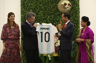 Jokowi Diminta Laporkan Penerimaan Jersey Argentina
