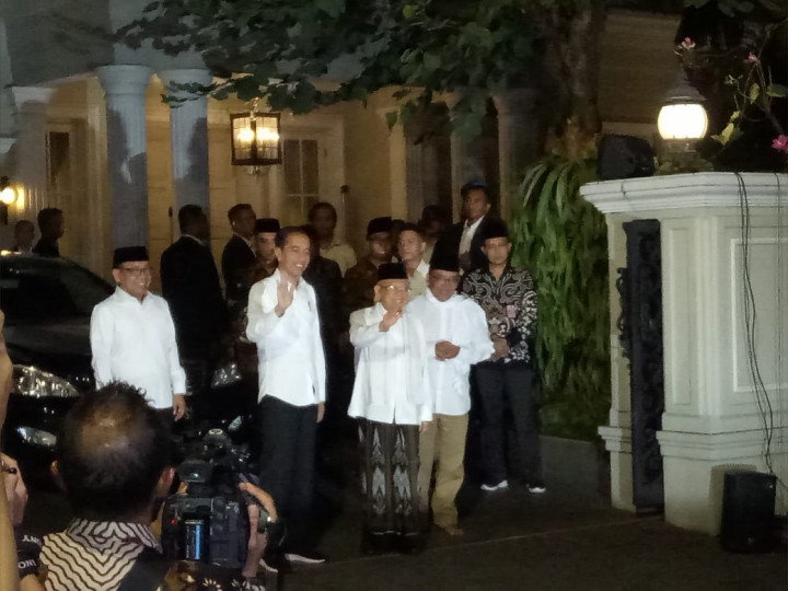 Jokowi-Ma'ruf Respons Putusan MK di Bandara Halim
