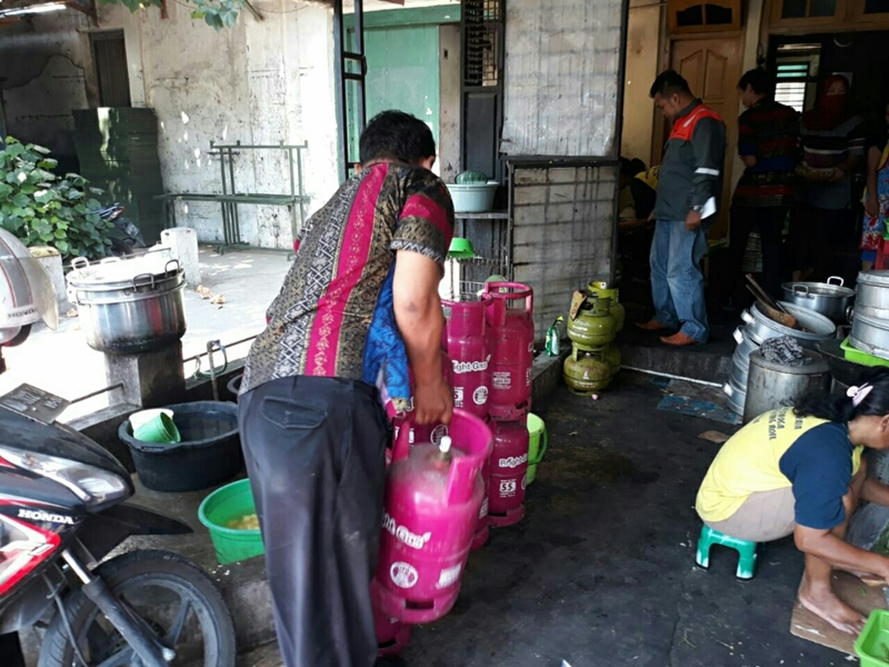 Puluhan tabung elpiji bersubsidi ditemukan di dapur warung-warung makan kelas menengah ke atas di Solo. Medcom.id/Pythag Kurniati