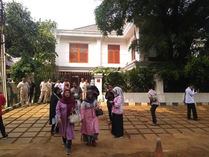 Pendukung Mengerumuni Rumah Prabowo di Kertanegara