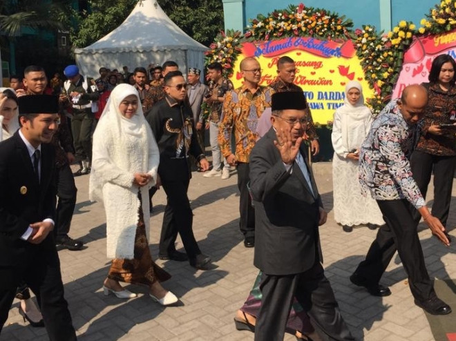 Wapres RI Jusuf Kalla hadir sebagai saksi acara akad nikah putri pertama Gubernur Jatim Khofifah Indar Parawansa. Medcom.id/Amaluddin