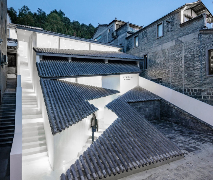 Tampil Beda, Atap dan Dinding Hotel Ini Pakai Genting