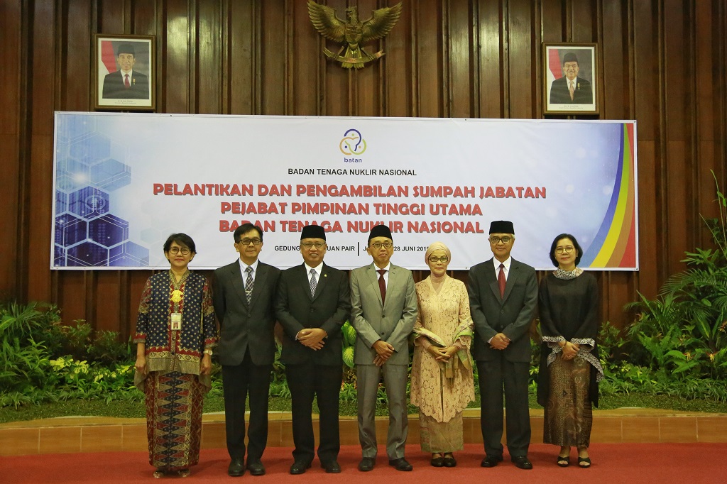 Menristekdikti, Mohamad Nasir usai melantik Anhar Riza menjadi Kepala Batan, Kemenristekdikti/Diky Erfan Priliandi.