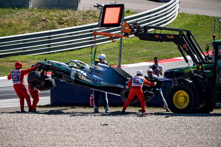 Leclerc Tercepat di FP2, Verstappen & Bottas <i>Crash</i>