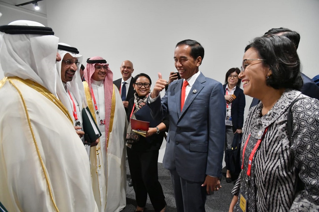 Presiden Joko Widodo (tengah) diapit Menlu Retno Marsudi (kiri) dan Menkeu Sri Mulyani saat bertemu perwakilan Arab Saudi di KTT G20 di Osaka, Jepang, Jumat 28 Juni 2019. (Foto: Biro Pers Setpres)