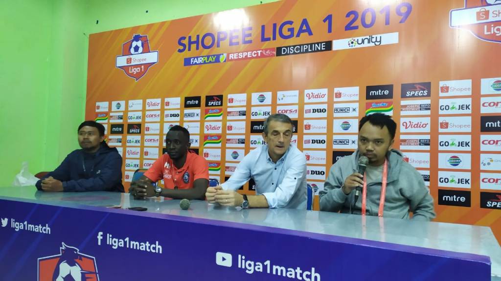 Pelatih Arema FC, Milomir Seslija (dua dari kanan), memberikan keterangan dalam konferensi pers pasca pertandingan melawan PS Tira Persikabo (Medcom.id/Daviq)