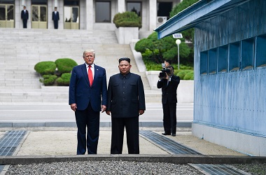 Bertemu di DMZ, Trump dan Kim Mengobrol Santai