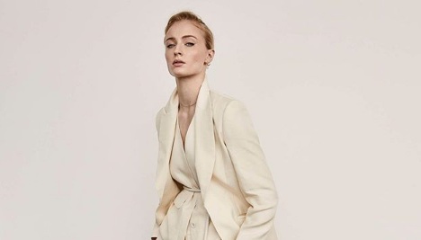 Jelang Perayaan Kedua Pernikahannya, Sophie Turner Mengenakan Gaun Sederhana