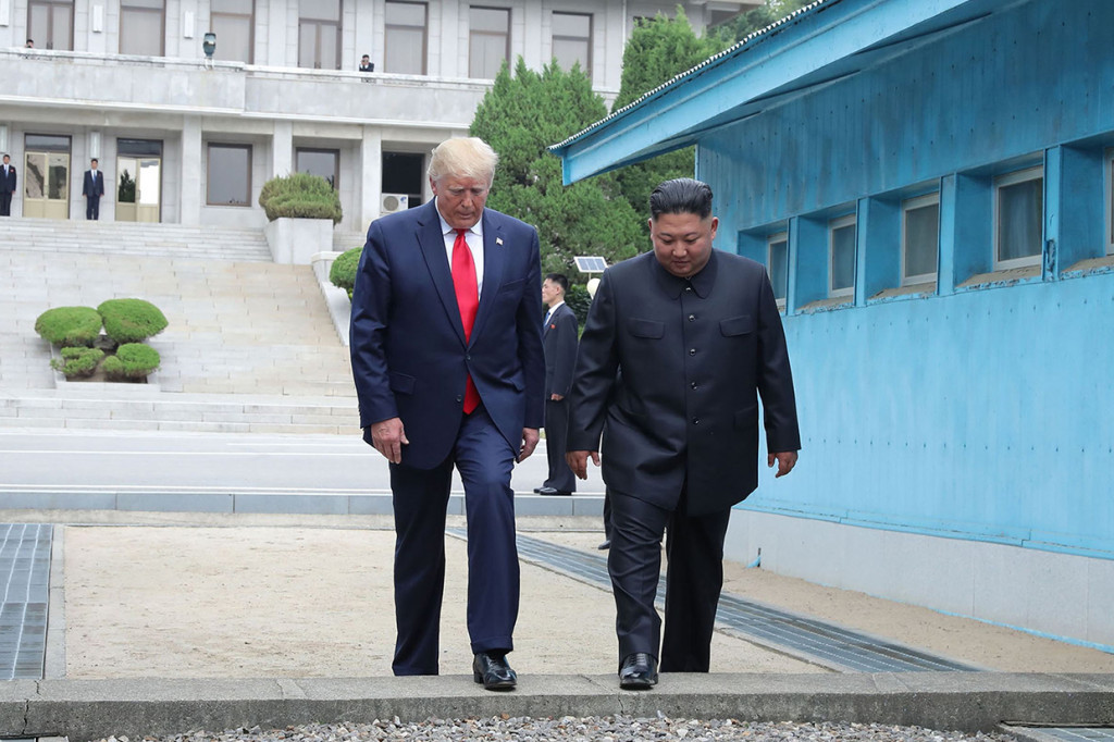 Momen Pertemuan Trump dan Kim Jong Un di DMZ
