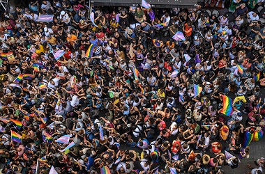 Parade LGBT di Istanbul Diwarnai Gas Air Mata