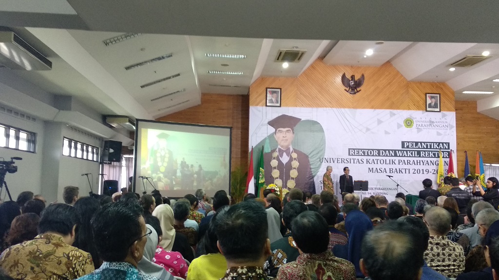 Suasana pelantikan Rektor Universitas Katolik Parahyangan (Unpar), Mangadar Situmorang, Medcom.id/Roni Kurniawan.