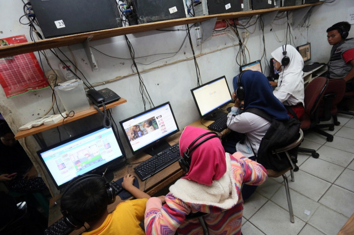 Warnet di Tanjung Pinang Diserbu Pendaftar PPDB <i>Online</i>